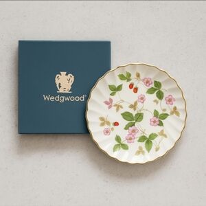 Wedgwood Wild Strawberry Dessert Plate with Box – Fine Bone China Floral Dish